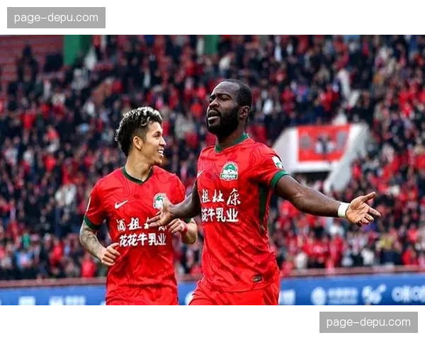 大连英博斯坦丘阿奇姆彭前队友重聚，中场锋线默契度提升