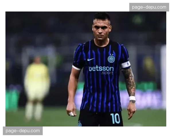 暖心时刻：对手球员受伤，国米队长劳塔罗主动将球踢出边界。