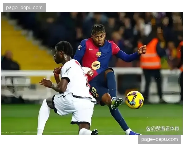 特写:进球后,巴萨小将亚马尔跑向场边与哈维拥抱 特写:进球后,巴萨小将亚马尔跑向场边与哈维拥抱