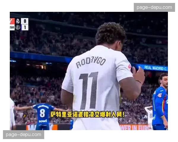 暖心一幕：赫塔菲小球迷冲入场内，保安护送其离场时获全场掌声